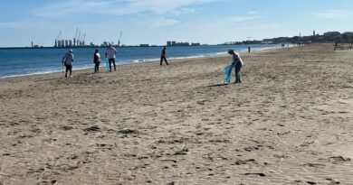 La Via della Felicità ripulisce la litoranea vicino al Lido Mennea a Barletta